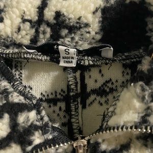 Size small pullover. Never worn. Bought from boutique for $35